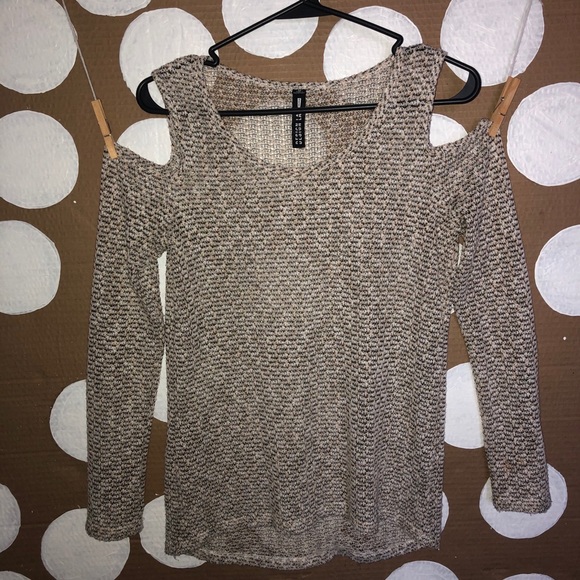 • Design Lab • cold shoulder long sleeve - Picture 2 of 4